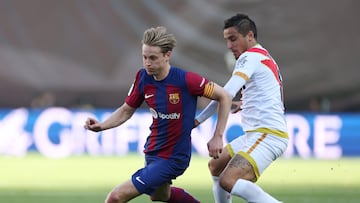 Soccer Football - LaLiga - Rayo Vallecano v FC Barcelona - Campo de Futbol de Vallecas, Madrid, Spain - November 25, 2023 Rayo Vallecano's Oscar Trejo in action with FC Barcelona's Frenkie de Jong REUTERS/Isabel Infantes