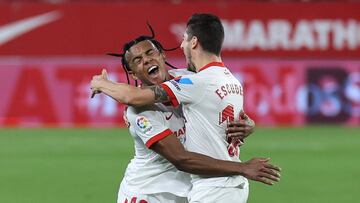 Koundé celebra con Escudero uno de los goles al Celta.