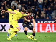 Villarreal's Spanish defender #06 Pau Navarro and Levante's Spanish forward #19 Carlos Espi Escrihuela fight for the ball during the Spanish league football match between Levante UD and Villarreal CF at Ciutat de Valencia Stadium in Valencia on February 18, 2026. (Photo by JOSE JORDAN / AFP)