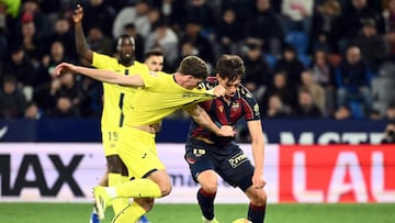 Villarreal's Spanish defender #06 Pau Navarro and Levante's Spanish forward #19 Carlos Espi Escrihuela fight for the ball during the Spanish league football match between Levante UD and Villarreal CF at Ciutat de Valencia Stadium in Valencia on February 18, 2026. (Photo by JOSE JORDAN / AFP)