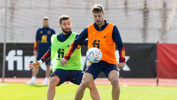 LAS ROZAS (MADRID), 15/11/2022.- Los defensas José Luis Gayá (i) y César Azpilicueta (d) durante el entrenamiento de la selección española en la Ciudad del Fútbol de Las Rozas, Madrid, este martes antes del amistoso contra Jordania del próximo jueves para preparar el Mundial de Qatar 2022. EFE/RFEF / Pablo García SOLO USO EDITORIAL/SOLO DISPONIBLE PARA ILUSTRAR LA NOTICIA QUE ACOMPAÑA (CRÉDITO OBLIGATORIO)
