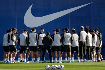Xavi habla con los jugadores del Bar?a tras el ¨²ltimo entrenamiento de los cul¨¦s.