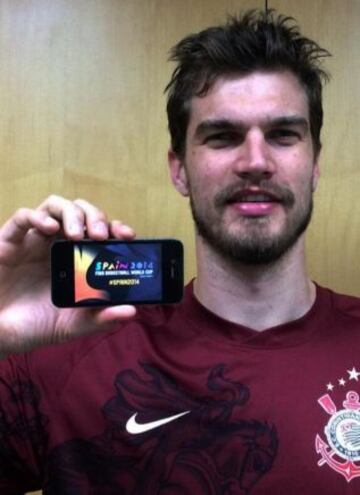 Tiago Splitter, jugando la final del Oeste, estará con Brasil en la Copa del Mundo.