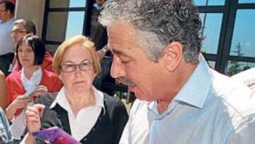 <b>AMABILIDAD. </b>Manuel Preciado, firmando ayer una camiseta del Sporting para un feliz aficionado, en Mareo.