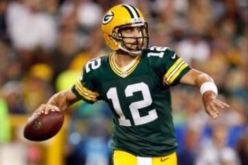 En la primera mitad, los Packers fueron netamente superiores a los de Seattle, finalizando el primer cuarto con un 10-3 a su favor. Aaron Rodgers conectó por tercera vez en lo poco que va de tempoarada con James Jones en la End Zone cuando apenas habían transcurrido 2 minutos de partido. Rodgers acabaría el encuentro con 25 pases completos de 33 intentos para 249 yardas y 2 touchdowns.