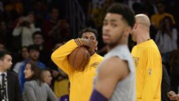 Nick Young y Robert Sacre hablan con D&#039;Angelo Russell en primer plano.