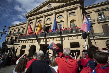 Los jugadores de Osasuna en el balcón del Palacio del Gobierno de Navarra.