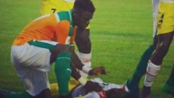 Aurier atiende a Doumbia durante el Costa de Marfil-Mali.