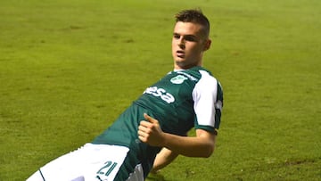 Nicolás Benedetti celebrando un gol con el Deportivo Cali por la Liga Águila