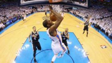Kevin Durant ante los San Antonio Spurs.