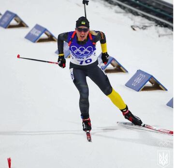 Anastasia Merkushina, de 27 años, empezó el año representando a su país en los Juegos Olímpicos de Pekín 2022. Una vez finalizó esa cita, y ante el estallido de la guerra, la biatleta, que que fue campeona mundial y europea (tres veces) en categoría junior, no dudó en alistarse y ahora se encuentra en el Servicio Estatal de Guardia de Fronteras. “Ucrania es ahora la frontera entre la paz y la guerra. Estoy orgullosa de ser teniente senior. Gloria a Ucrania”, apuntó en un vídeo. 

