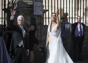 La novia Pilar Rubio llegando a la catedral del Sevilla del brazo de su padre Manuel Rubio