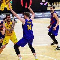 El Tenerife se lleva un final loco y el Barça cae por primera vez