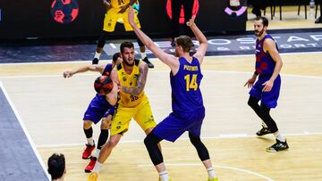 El Tenerife y el Barcelona, durante el partido de la Fase Final de la ACB 2020