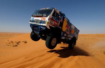 Los pilotos Andrey Karginov, Andrey Mokeev e Igor Leonov de Kamaz-Master durante la sexta etapa del Dakar 2020.