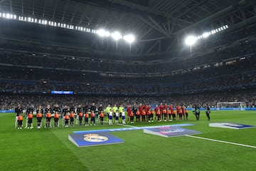 Formación de los equipos del Real Madrid y Liverpool momentos antes de comenzar el encuentro.
