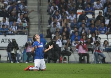 La Pandilla la 'cruzazuleo' contra la Máquina, tenían una ventaja de dos goles a falta de 40 minutos que culminará el partido. Los cementeros reaccionaron y mientras agonizaba el encuentro, un cabezazo de Igor Lichnovsky le dio un punto de oro para las aspiraciones del Cruz Azul.