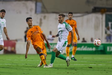 Chema Andrs da un pase durante el Atltico Sanluque?o - Real Madrid Castilla.