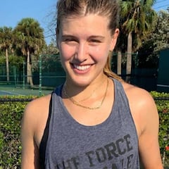Genie Bouchard se consuela de sus derrotas estrenando novio en la playa
