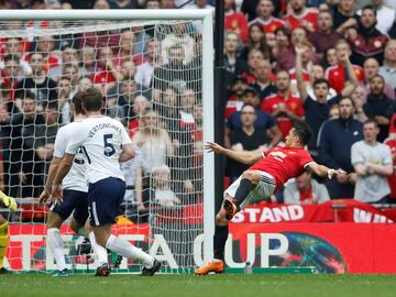 Soccer Football -  FA Cup Semi-Final - Manchester United v Tottenham Hotspur  - Wembley Stadium, London, Britain - April 21, 2018   Manchester United&#039;s Alexis Sanchez scores their first goal     Action Images via Reuters/Carl Recine