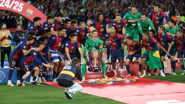 El Barcelona levanta el trofeo de Liga.
