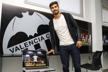 Real Madrid and Barça do battle for Valencia's André Gomes