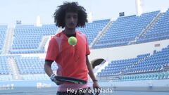 El futbolista de los Emiratos &Aacute;rabes Omar Abdulrahman con la raqueta y la camiseta de Rafa Nadal en un anuncio de promoci&oacute;n del Mubadala Tennis.