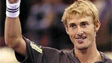 <B>ACLAMADO.</B> 9.600 personas, en la mejor entrada desde que comenzó el Masters, aplaudieron la victoria de Ferrero.