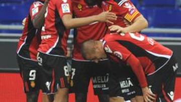 <b>ÚLTIMO TRIUNFO. </b>Nsue y Nunes abrazan a Webó tras marcar ante el Espanyol el 1 de marzo de 2011.