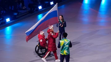 Ivan Golubkov y Varvara Voronchikhina, deportistas de Rusia, abanderados en la ceremonia de clausura de los Juegos Paralímpicos 2026.
