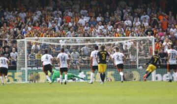 Diego Alves paró el penalti lanzado por Griezmann.