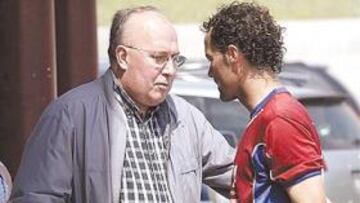 <b>AGRADABLE VISITA. </b>El capellán saludó a los jugadores, entre ellos a Pinillos.