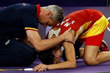 Fernando Rivas, su entrenador, con Carolina Marín en el momento de la lesión.