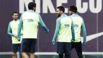 GRA082. SANT JOAN DESPÍ (BARCELONA), 27/12/2016.- Los jugadores del FC Barcelona, el uruguayo Luis Suárez (2i), el argentino Leo Messi (c) y el brasileño Neymar Jr (d) durante el entrenamiento de la plantilla azulgrana realizado hoy en la Ciudad Deportiva Joan Gamper, previo al partido de mañana ante el Granada. EFE/ Andreu Dalmau