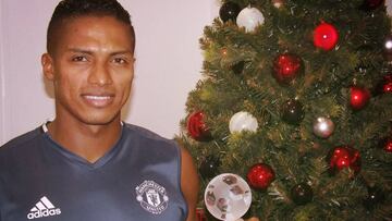 Antonio Valencia posa con el pequeño trofeo que le acredita como mejor jugador de noviembre del Manchester United.