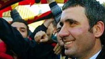 <b>ÍDOLO.</B> Hagi ha sido recibido como un héroe por los aficionados del Galatasaray.