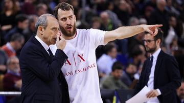 Ettore Messina y Sergio Rodr&iacute;guez intercambian impresiones durante un descanso en un partido de la Euroliga de esta temporada.