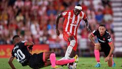 ALMERIA, SPAIN - AUGUST 27: Umar Sadiq of UD Almeria competes for the ball with Fernando Reges of Sevilla FC during the LaLiga Santander match between UD Almeria and Sevilla FC at Juegos Mediterraneos on August 27, 2022 in Almeria, Spain. (Photo by Silvestre Szpylma/Quality Sport Images/Getty Images)