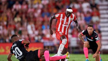 ALMERIA, SPAIN - AUGUST 27: Umar Sadiq of UD Almeria competes for the ball with Fernando Reges of Sevilla FC during the LaLiga Santander match between UD Almeria and Sevilla FC at Juegos Mediterraneos on August 27, 2022 in Almeria, Spain. (Photo by Silvestre Szpylma/Quality Sport Images/Getty Images)