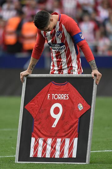 Torres observa la camiseta firmada por todos sus compañeros. 