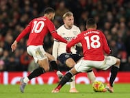 Soccer Football - Premier League - Manchester United v West Ham United - Old Trafford, Manchester, Britain - December 4, 2025 Manchester United's Matheus Cunha and Casemiro in action with West Ham United's Jarrod Bowen REUTERS/Scott Heppell EDITORIAL USE ONLY. NO USE WITH UNAUTHORIZED AUDIO, VIDEO, DATA, FIXTURE LISTS, CLUB/LEAGUE LOGOS OR 'LIVE' SERVICES. ONLINE IN-MATCH USE LIMITED TO 120 IMAGES, NO VIDEO EMULATION. NO USE IN BETTING, GAMES OR SINGLE CLUB/LEAGUE/PLAYER PUBLICATIONS. PLEASE CONTACT YOUR ACCOUNT REPRESENTATIVE FOR FURTHER DETAILS..