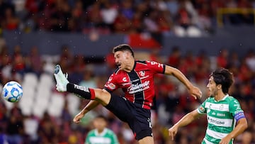 AME9437. GUADALAJARA (MÉXICO), 13/09/2025.- Matías Cóccaro (i) de Atlas disputa el balón con José Abella de Santos este sábado, durante un partido del Torneo Apertura 2025 de la Liga MX entre Atlas y Santos en el Estadio Jalisco, en Guadalajara (México). EFE/ Francisco Guasco