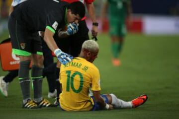 Neymar abrió el marcador para Brasil en la goleada ante Bolivia y Tité lo sacó del campo luego de sufrir un golpe en su cabeza.
