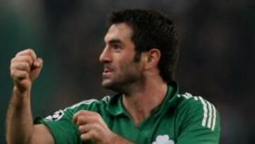 <b>SORPRESA.</b> El gol de Giorgios Karagounis en la segunda mitad llevó al Panathinaikos hacia los octavos de final de la Liga de Campeones, como campeón de grupo tras la derrota del Inter.