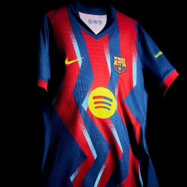 El pantalón es de color granate con una franja azul en el lateral de cada pierna.