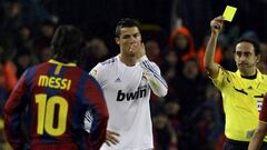 Iturralde González amonesta a Cristiano Ronaldo ante la mirada de Messi durante el Clásico de noviembre de 2010, que se disputó un lunes y en el que el Barcelona venció 5-0 al Real Madrid.