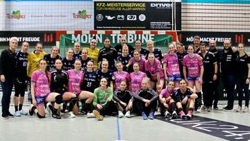 Foto de familia de las jugadoras del equipo de balonmano femenino alem&aacute;n TusSies Metzingen.