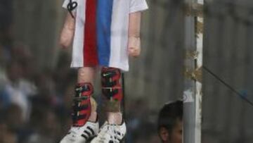 La afición del Marsella ahorca a un muñeco de Valbuena tras fichar por el Olympique de Lyon.