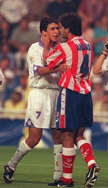 Temporada 97/98 Un 30 de agosto de 1997 un derbi entre el Atlético de Madrid y Real Madrid abrió la Liga. En imagen, Raúl y Andrei.