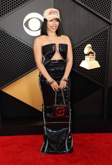 Ebie posa en la alfombra roja de los Grammys 2024 celebrados en el Crypto.com Arena situado en la ciudad de Los Ángeles, en California.